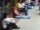 Los afectados esperan sentados a que se les cancele su deuda.